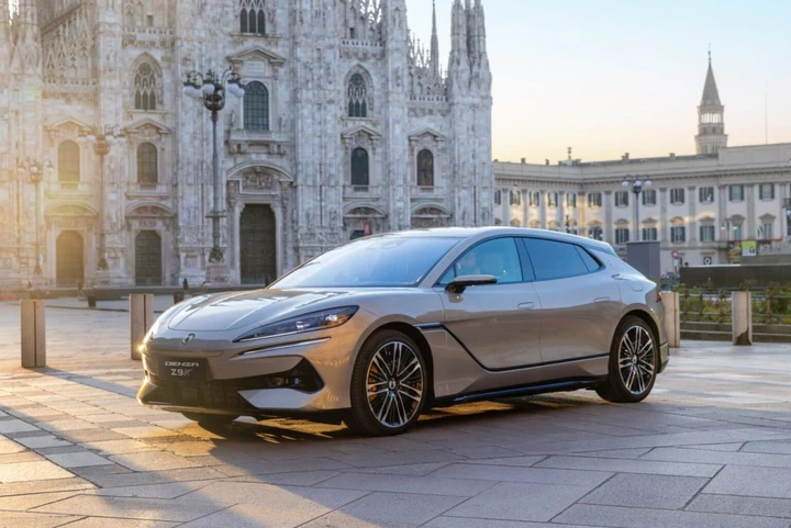 Milano guida la rivoluzione green: boom di auto elettriche e ibride