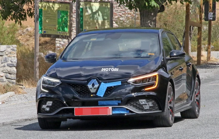 Renault Megane RS Trophy R, il restyling spiato durante i test