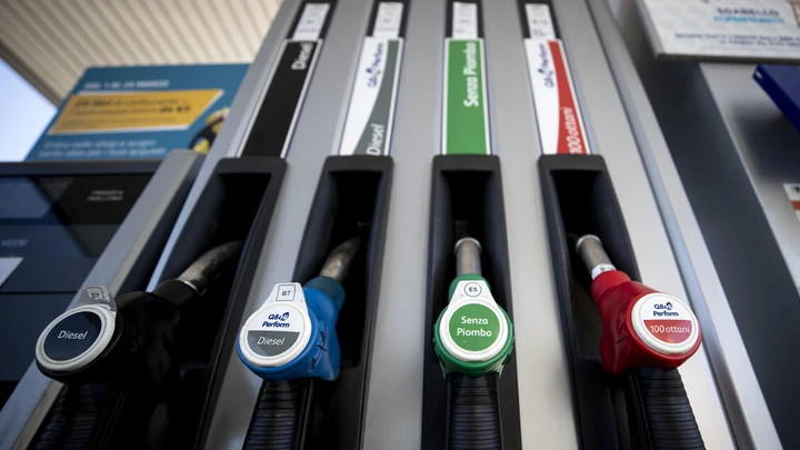 Prezzi carburanti in Italia: continua il calo di benzina e diesel