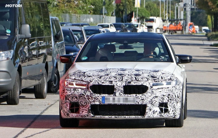 Nuova Bmw M5, foto spia del restyling