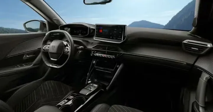 Peugeot cambia gli interni: maxi schermi, ChatGPT e comfort evoluto