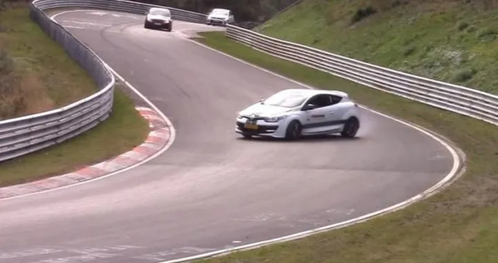 Renault Megane RS e il drift da urlo al Nurburgring