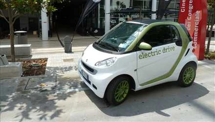 Smart elettrica: rinviato il debutto negli USA
