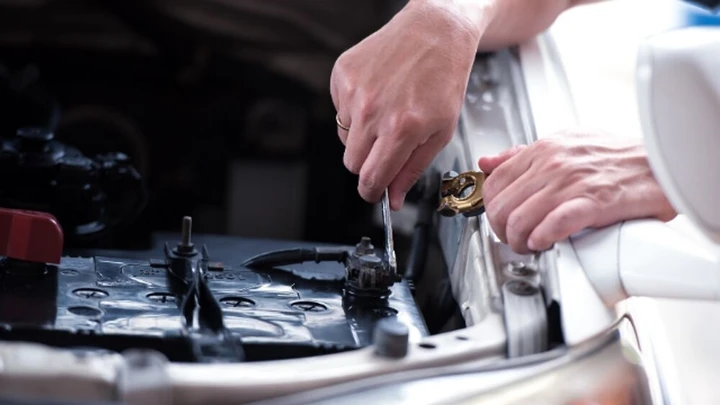 Batteria auto: quando cambiarla, costi e come farlo. La guida completa