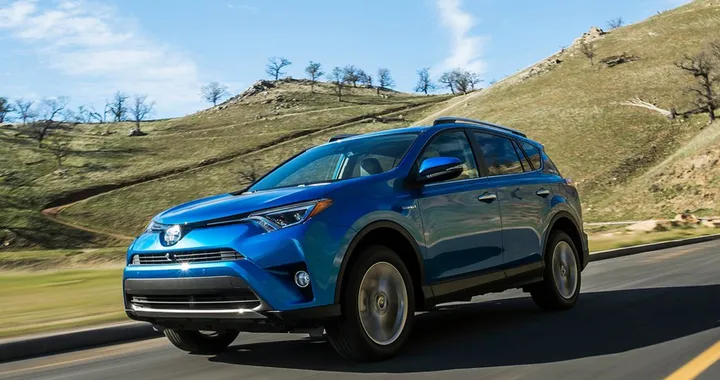 Toyota RAV4 Hybrid debutta a New York
