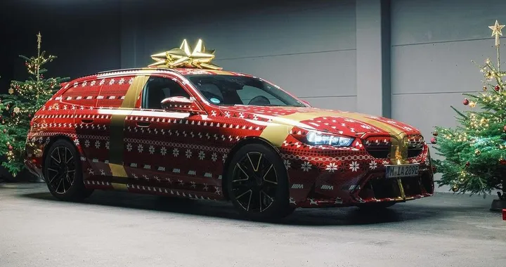BMW M5 Touring 2025: il brand regala per Natale un primo assaggio [TEASER]