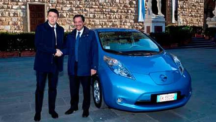 Una Nissan Leaf consegnata al comune di Firenze