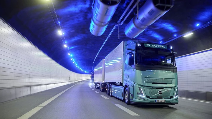 Un camion elettrico da 80 tonnellate può fare davvero 450 km?
