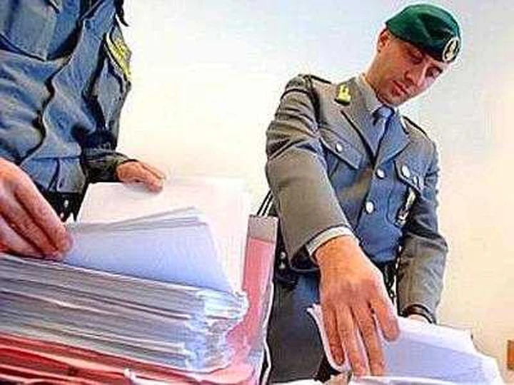 Regala un'auto all'amante ma il Fisco è in agguato