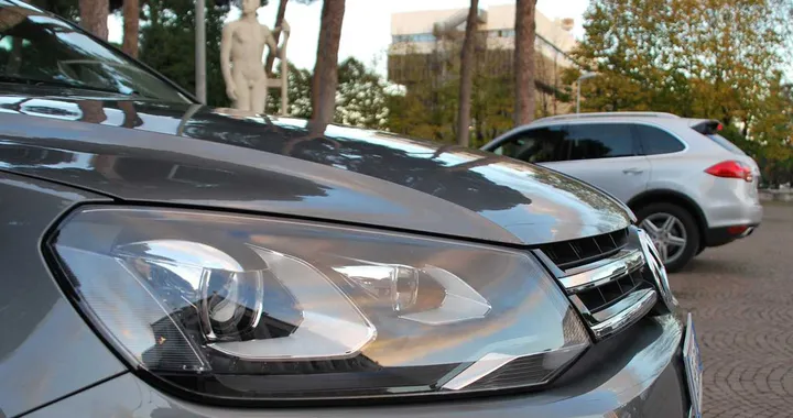 Porsche Cayenne S Hybrid vs Volkswagen Touareg Hybrid