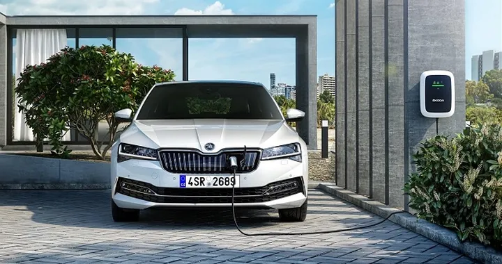 Skoda Superb iV: la novità ibrida plug-in sarà al Salone di Torino Parco Valentino