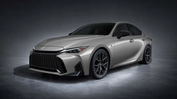 Lexus IS 2026: restyling mirato per la berlina premium giapponese