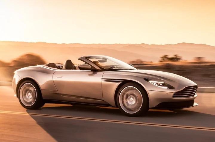 Aston Martin DB11 Volante 2017: immagini ufficiali
