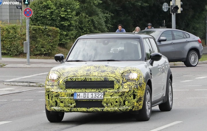 Nuova Mini Countryman: le foto spia del restyling