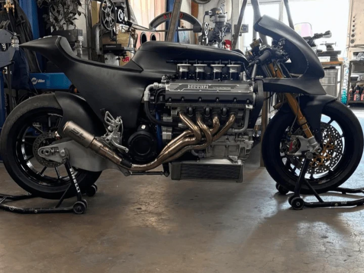 Una moto con il motore di una Ferrari F355? Folle ma reale