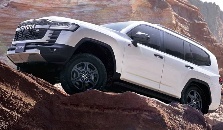 Toyota Land Cruiser GR Sport: caratteristiche e dotazioni