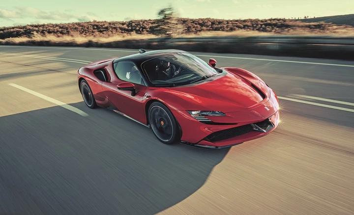 Ferrari SF90 Stradale e Leclerc in un cortometraggio nel Principato di Monaco
