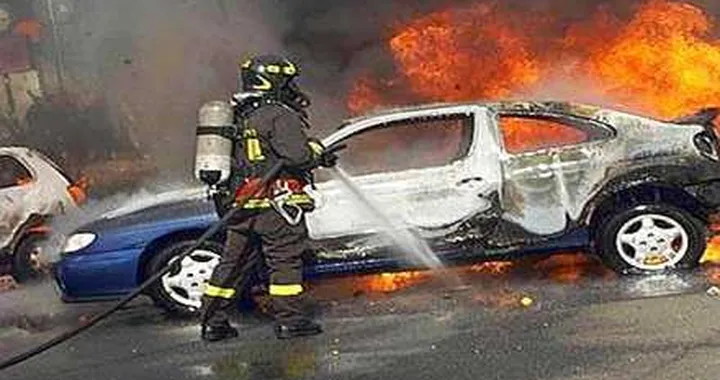 Caldo d’estate: se l’auto va in fiamme