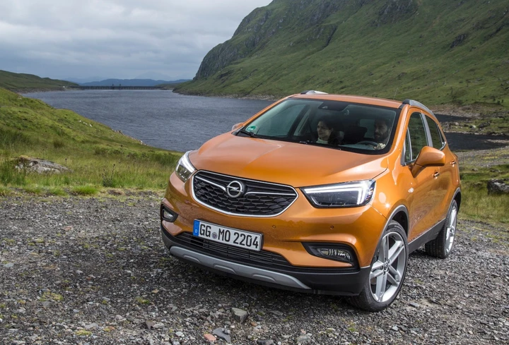 Opel Mokka X, il suv cambia faccia