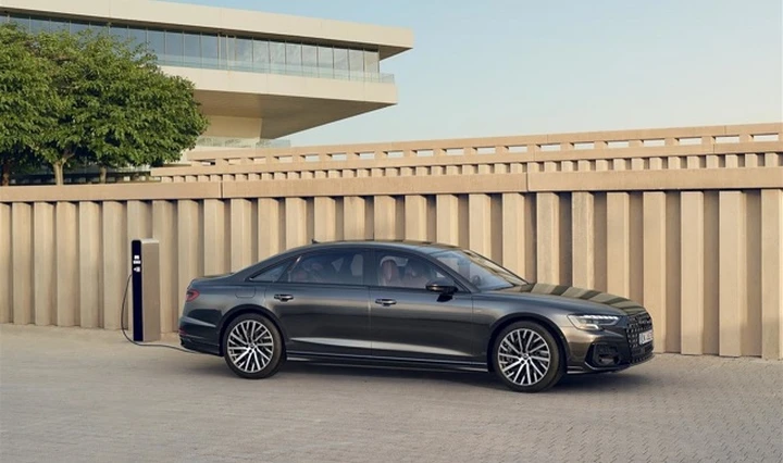 Audi A8 TFSI e: equipaggiamenti, sistema ibrido plug-in e prezzi