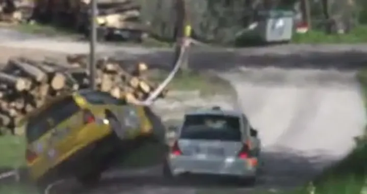 Incidente nel rally: sorpasso con ribaltamento [Video]