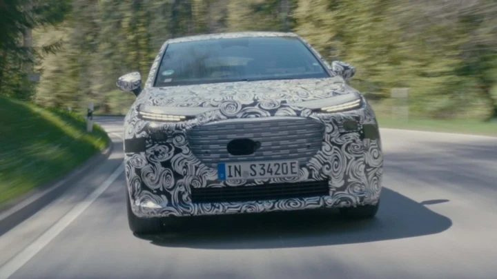 Audi A2 e-tron torna nel 2026: prime prove su strada
