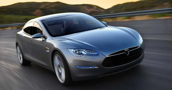 Tesla, l'autonomous car pronta in tre anni