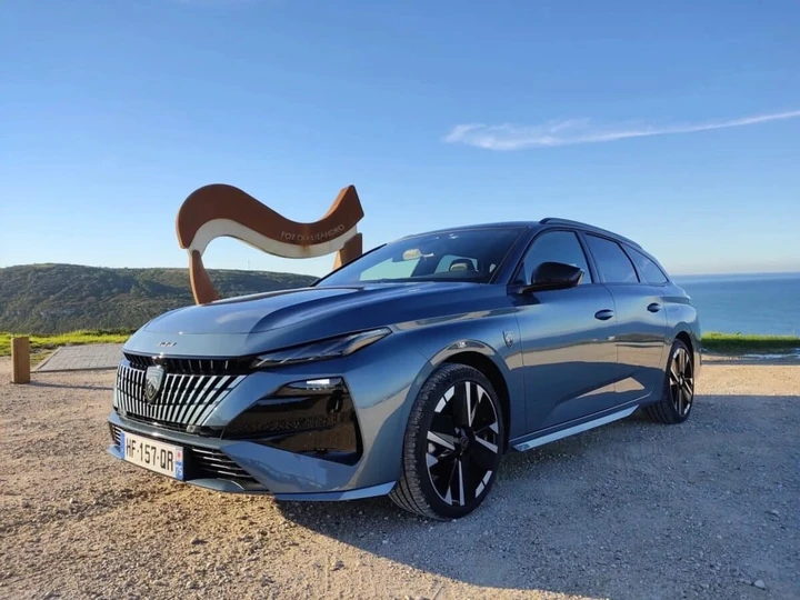 Peugeot 308 ruba la scena: ecco la regina elettrica ad Alpe d’Huez