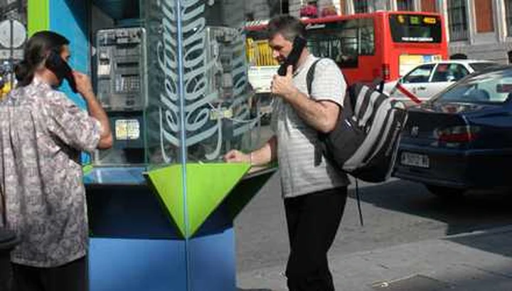 Spagna: cabine telefoniche per la ricarica delle auto elettriche