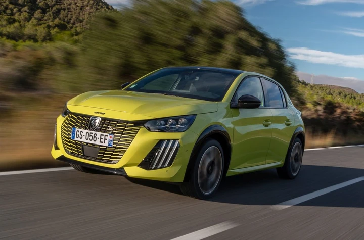 Peugeot e-208: autonomia migliorata e nuove funzionalità tecnologiche