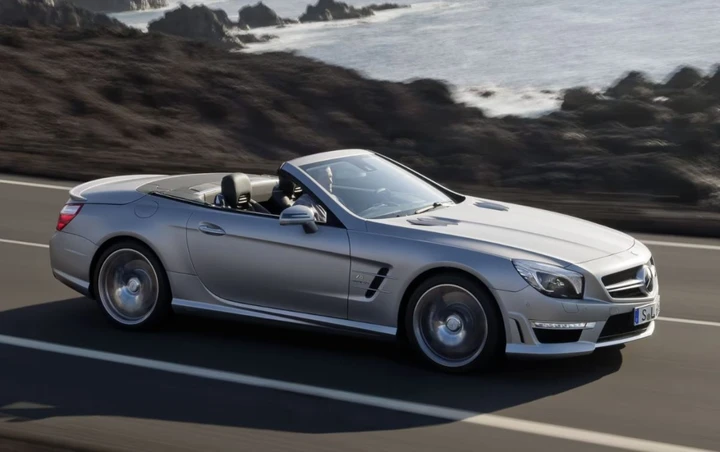 Mercedes SL, la truffa dell’81enne: vende l’auto e poi la ruba