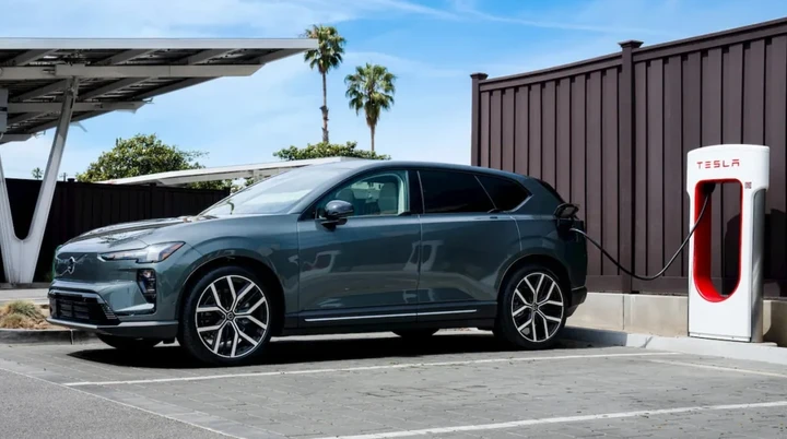 Volvo apre ai Supercharger Tesla: ricarica integrata anche in Italia