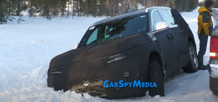 Genesis GV90 si schianta durante i test al freddo [VIDEO]