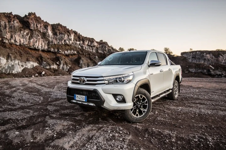 Toyota Hilux Invincible50: le immagini ufficiali