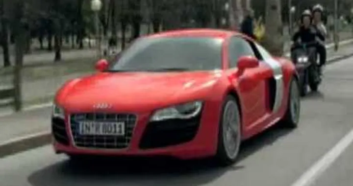 La Audi R8 5.2 FSI quattro “profana” Maranello (ma solo in pubblicità)