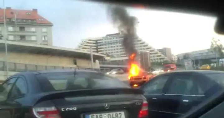Una Lamborghini Gallardo brucia a Praga