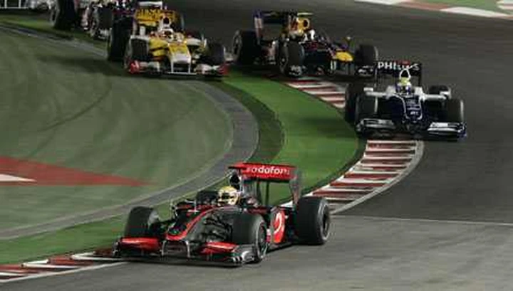 Hamilton impeccabile domina un soporifero GP di Singapore