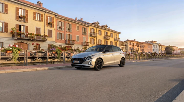 Hyundai i20 MY27: 5G, cambio 7DCT, tre allestimenti, prezzi da 19.900 euro
