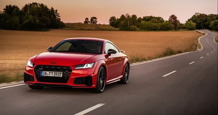 Audi TTS Coupé e Roadster Competition Plus: dotazioni e prezzi