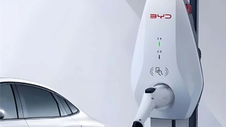 BYD punta sulla condivisione: le wallbox diventano social