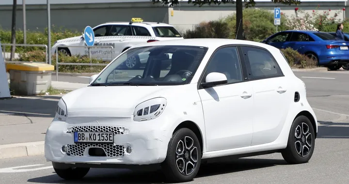 Smart EQ ForFour, il restyling svelato da foto spia