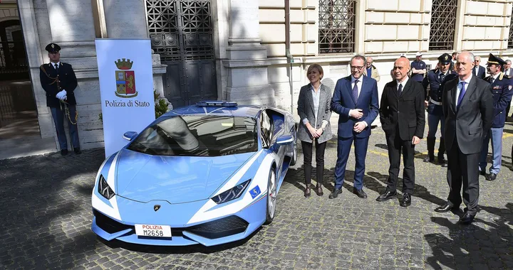 Lamborghini Huracan: consegnato un nuovo esemplare alla Polizia