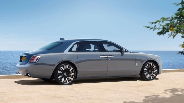 Rolls-Royce Ghost 2024: un lifting elegante per la superlusso Inglese