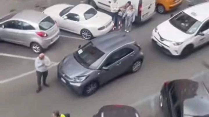 Auto abbandonata in mezzo alla strada crea il caos