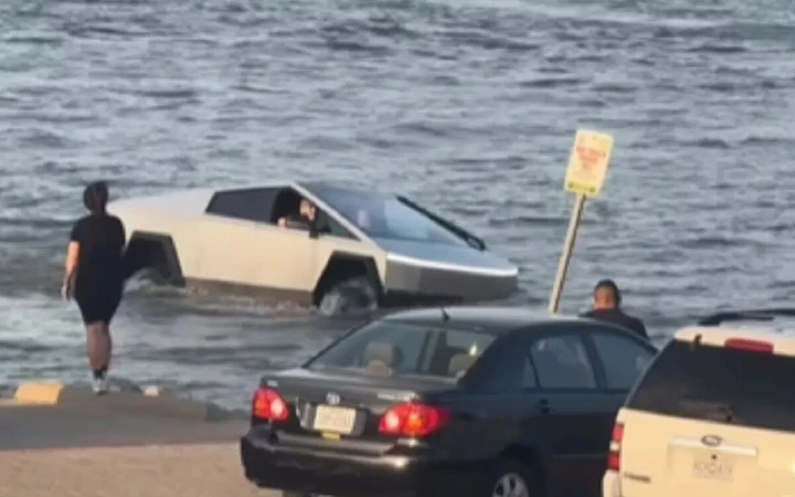 Stavolta non è affondata, Tesla Cybertruck attraversa un lago