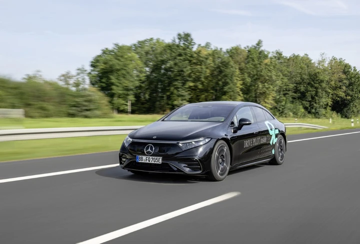 Mercedes svela il nuovo DRIVE PILOT: guida automatizzata fino a 95 km/h