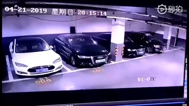 Tesla Model S, la sequenza dell’incendio è virale: ecco il video