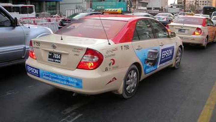 Emirati: sconto taxi per divorziate o vedove