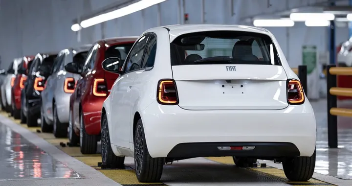 Nuova Fiat 500 Ibrida, i primi esemplari sorpresi su strada: le novità