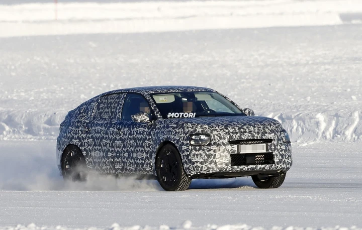 Nuova Citroen C4: foto spia sulla neve